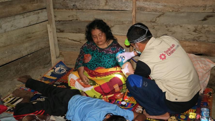SIGAB Bantu Warga Selamatkan Korban Gempa Terendam Lumpur